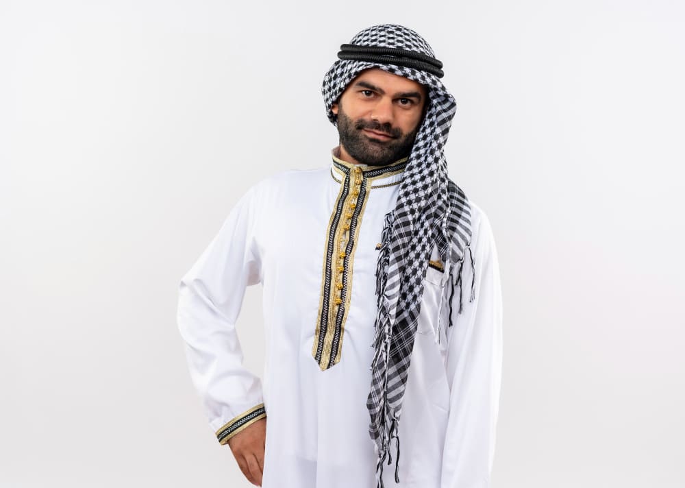 homme arabe avec vêtements traditionnels djellaba